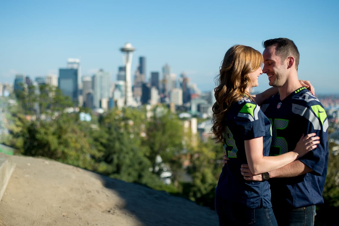 Romantic picture of couple with Seattle as the backdrop at Kerry Park in Seattle